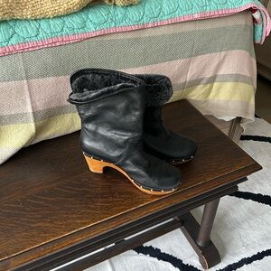 UGG Black lined short boots